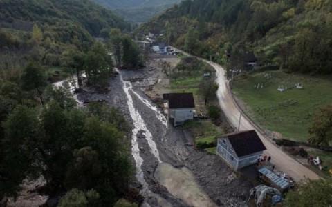 波斯尼亚村民在毁灭性洪水后重建家园,筛选被毁房屋中的遗物